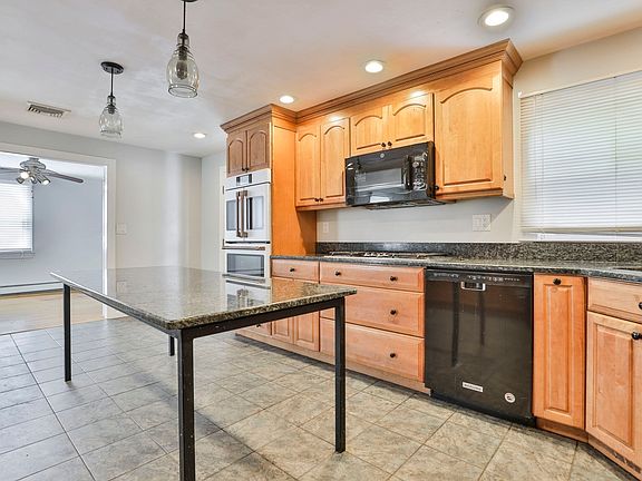 2nd image of 10 Rose Ave #10