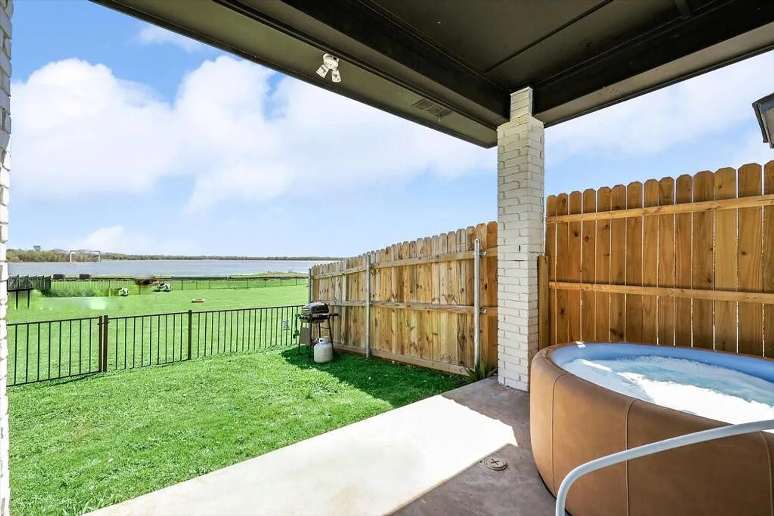 2 bed, 1.0 bath, 796 sqft, $4,206 — Photo 3