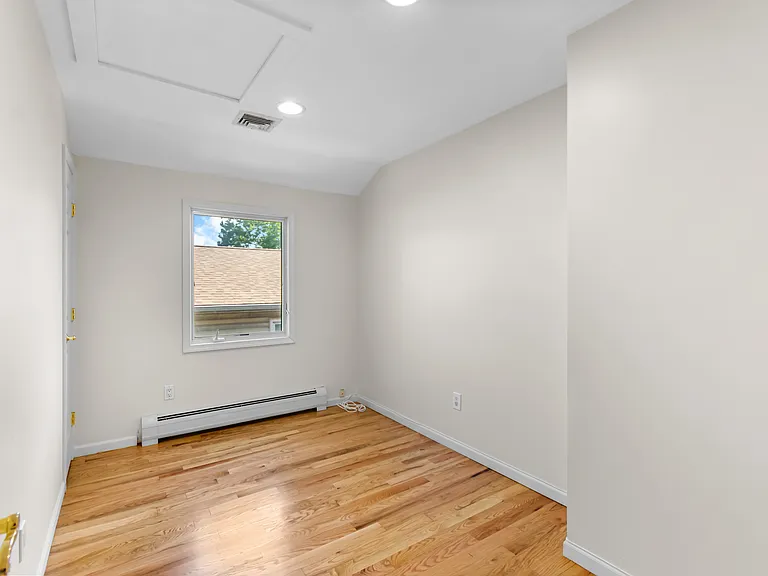 185 Martin Ave — Photo 7