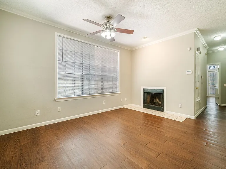 2300 Leon St #101 — Photo 5