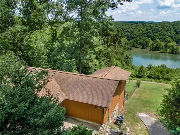 902 Skyline Dr, Harriman, TN 37748
