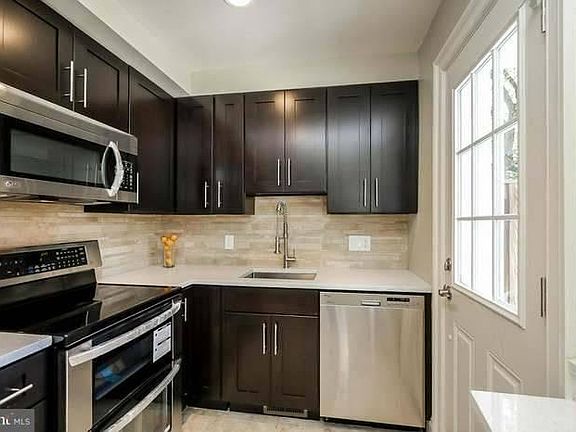Gorgeous kitchen with stainless steel appliances (not pictured: newly added pet door for access to private fenced-in outdoor area; see Photo 11)