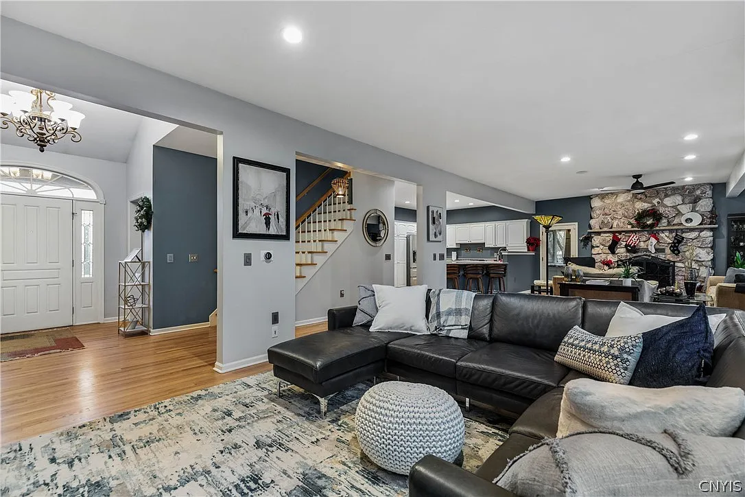 4 bed, 2.5 bath, 3224 sqft, $3,800 — Photo 3
