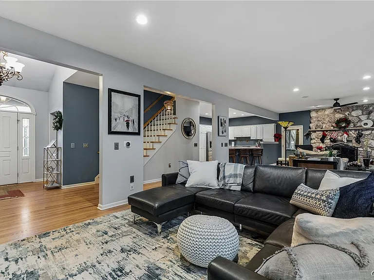 4892 Macgregor Ln — Photo 3