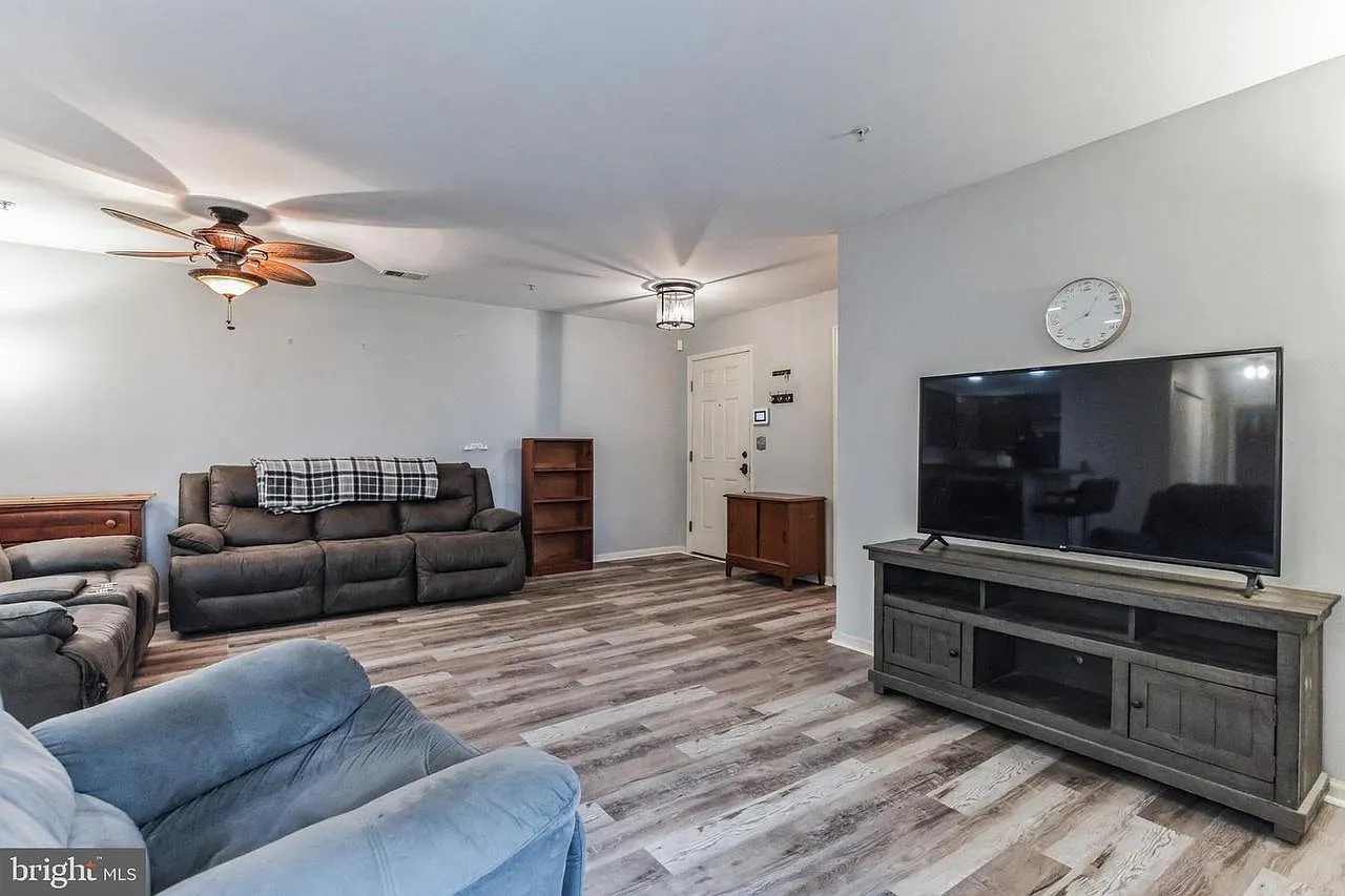 3 bed, 1316 sqft, $2,400 — Photo 2