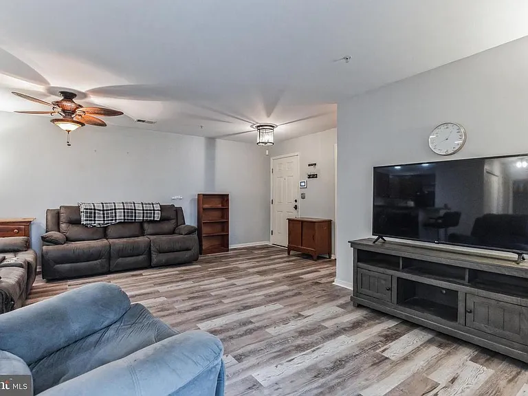 105 Lionheart Ln #105 — Photo 2