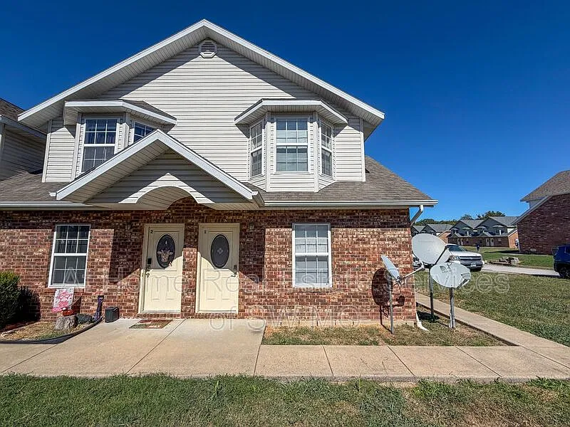 2 bed, 2.5 bath, 1100 sqft, $1,130 — Photo 1