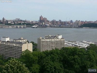 1077 River Rd, Edgewater, NJ, 07020