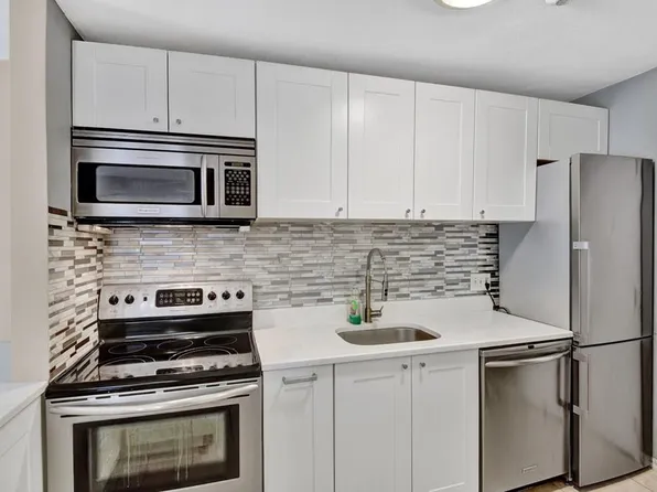 55 Eleanor St APT 18, Chelsea, MA 02150