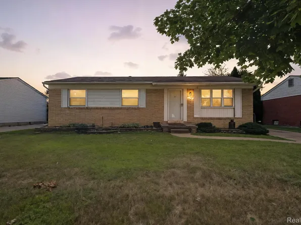 429 Cambridge Ave, South Lyon, MI 48178