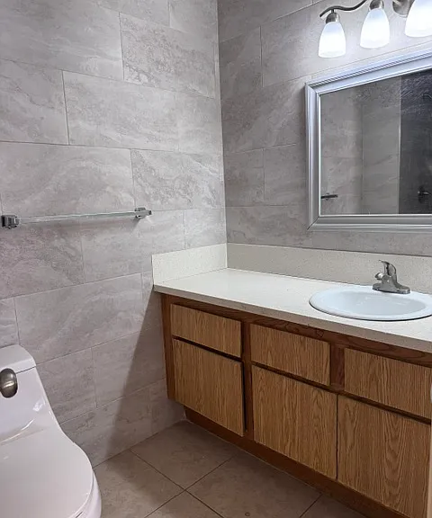 Master Bathroom view
Wall tiles around