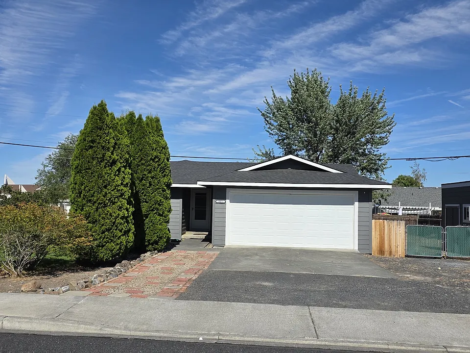 611 N Crestview Dr