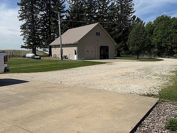 2nd image of 2190 Stone Hill Rd