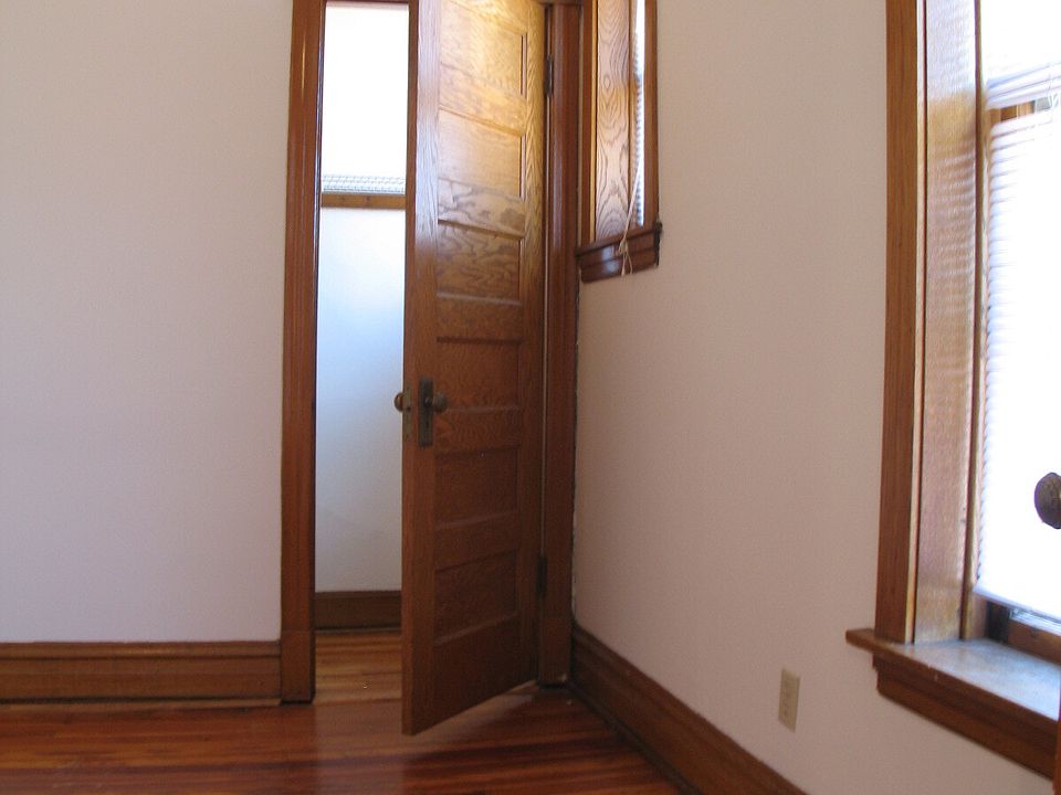 1st image of 3912 N Greenview Ave #3