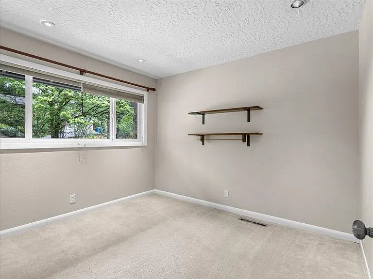 934 SW Cheltenham St — Photo 15