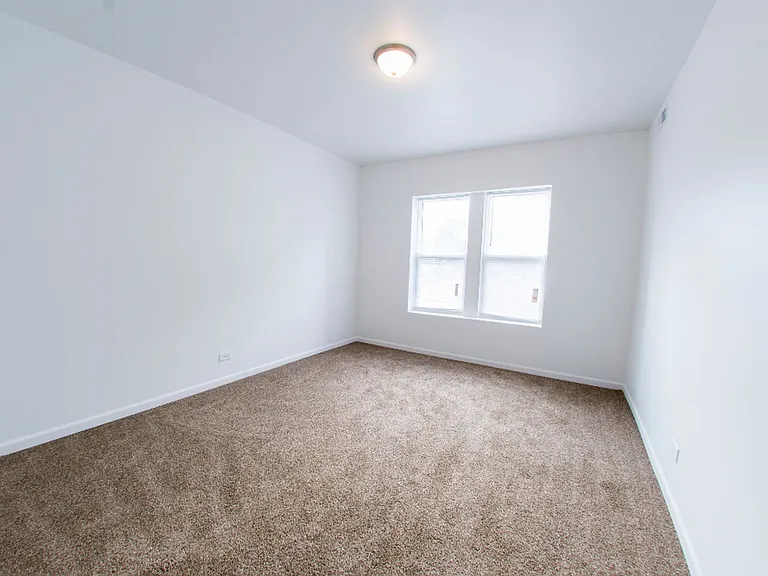 1101 N Lawler Ave — Photo 4