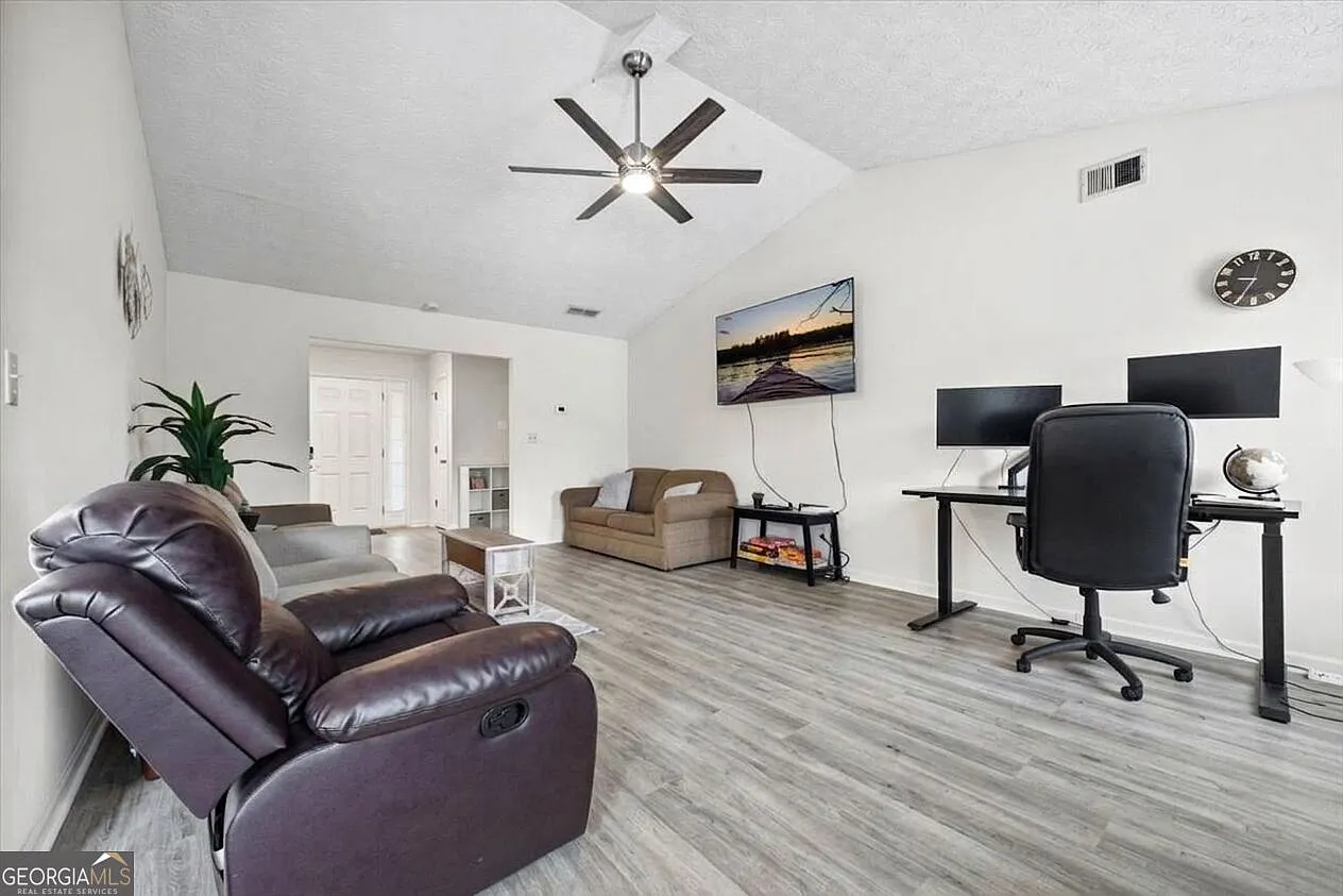 3 bed, 2.0 bath, 1543 sqft, $1,900 — Photo 4