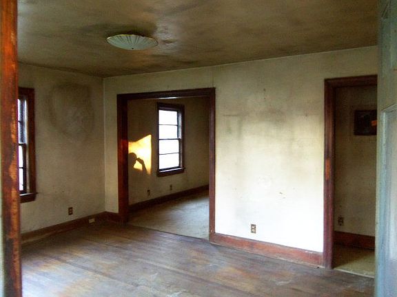 2nd image of 825 Rose St