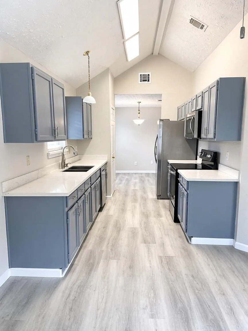 3 bed, 2.0 bath, 1710 sqft, $2,300 — Photo 4