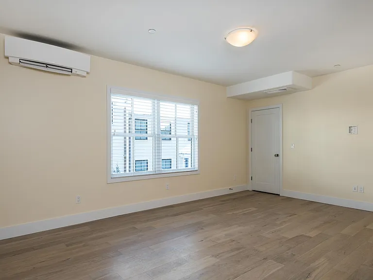 52 Wilmot St #1R — Photo 6