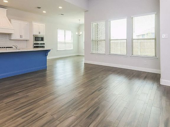 3rd image of 924 Manuel Dr