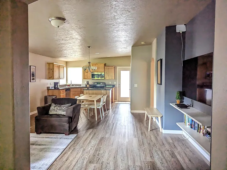 891 E Lockhart Ln — Photo 3