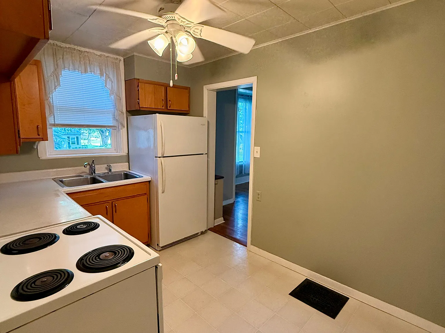 Bright & cozy 1 bedroom, 1 bathroom with large front porch — Photo 2