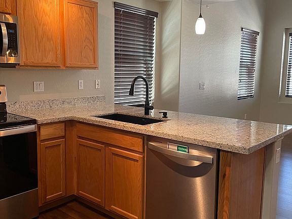 4th image of 480 N Alder Ct