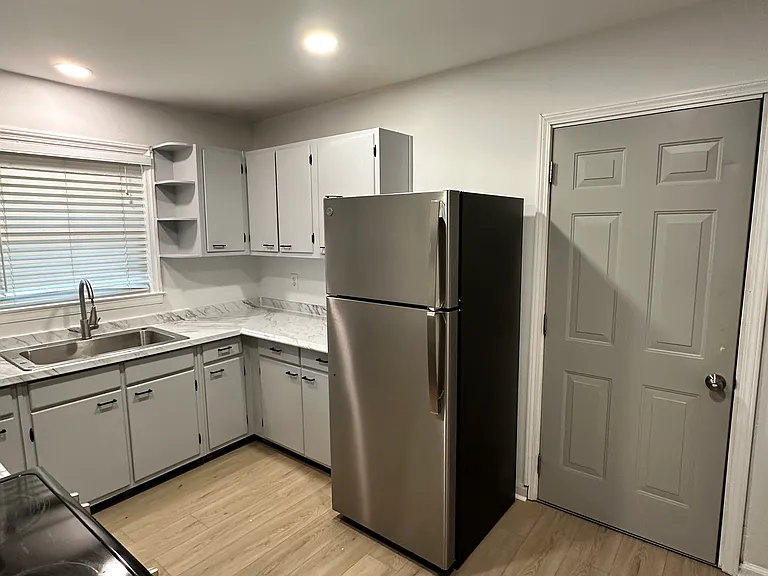 992 Shirley St SE — Photo 3