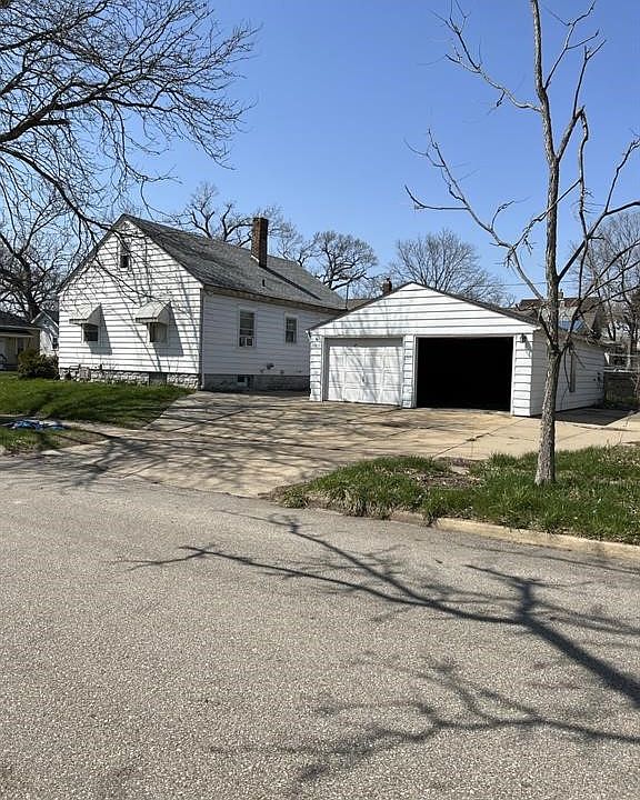 2nd image of 1002 Center Point Rd NE