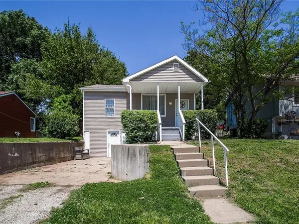 1526 Cherokee St, Leavenworth, KS 66048