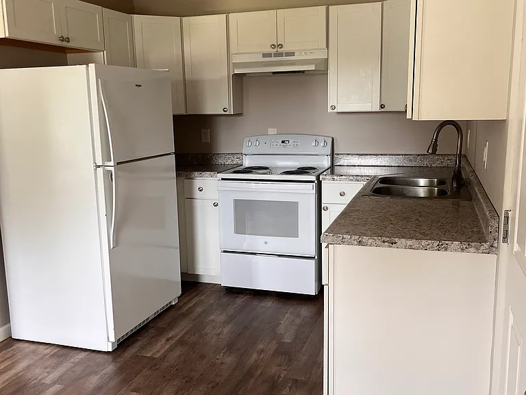 1303 Holly Ave — Photo 3