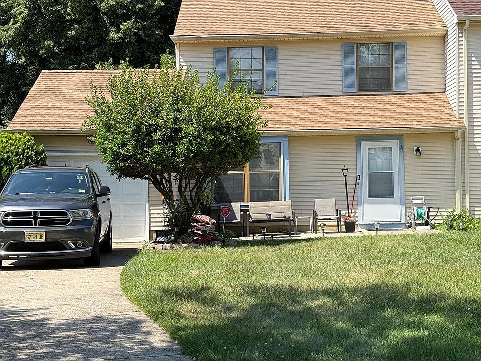 2nd image of 31 Hewitt Ln
