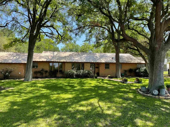 2307 W Wallace Street, San Saba, TX 76877