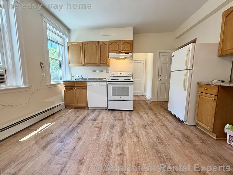 1034 Cambridge St — Photo 2