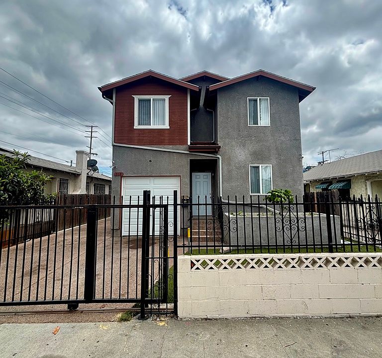 1st image of 320 W 71st St