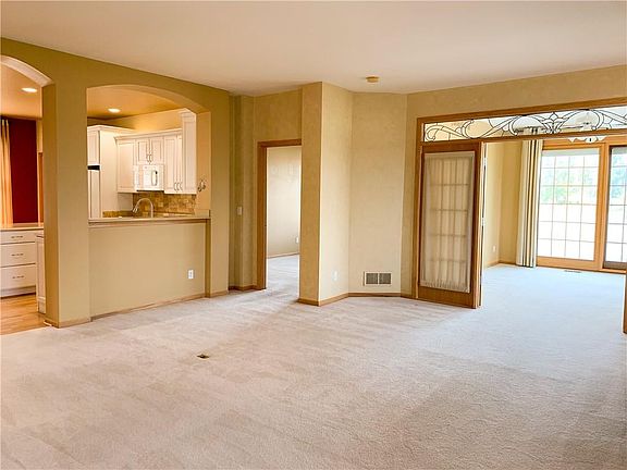3rd image of 820 NE Redwood Ln