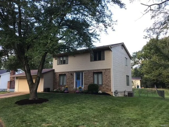 881 Braquewood Dr, Ballwin, MO 63021