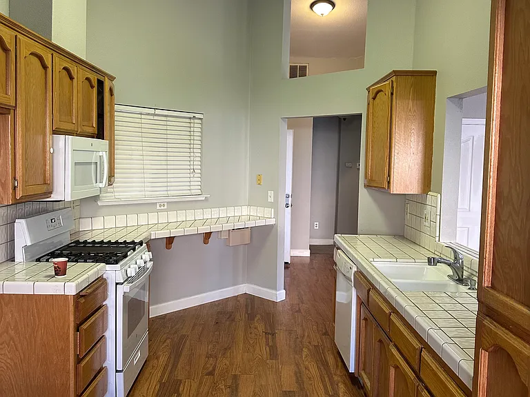 1861 Parkwood Dr — Photo 3