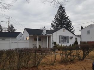 30 S Oregon Rd, West Babylon, NY 11704