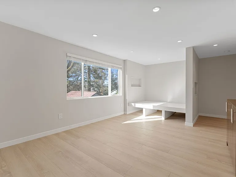 McKinnley Apartments - Luxury Studios! — Photo 20