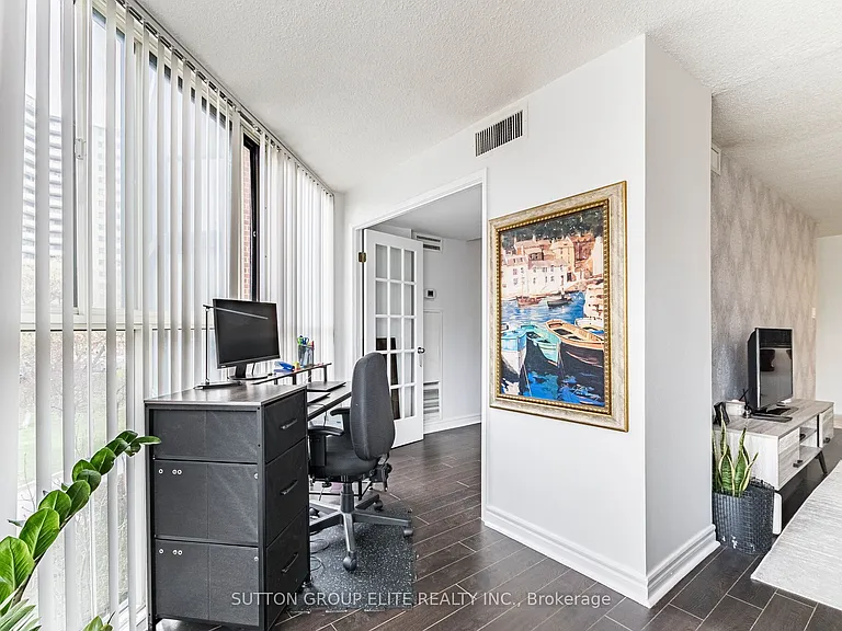 2091 Hurontario St #307 — Photo 22