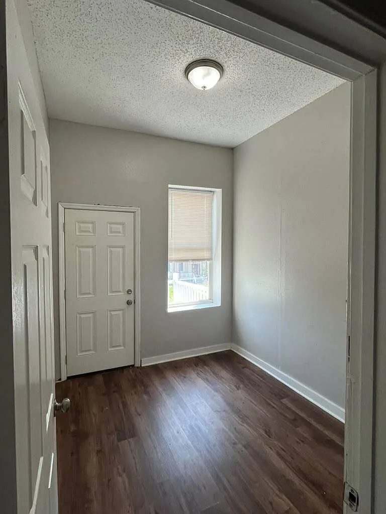 4 bed, 1.0 bath, $1,500 — Photo 4