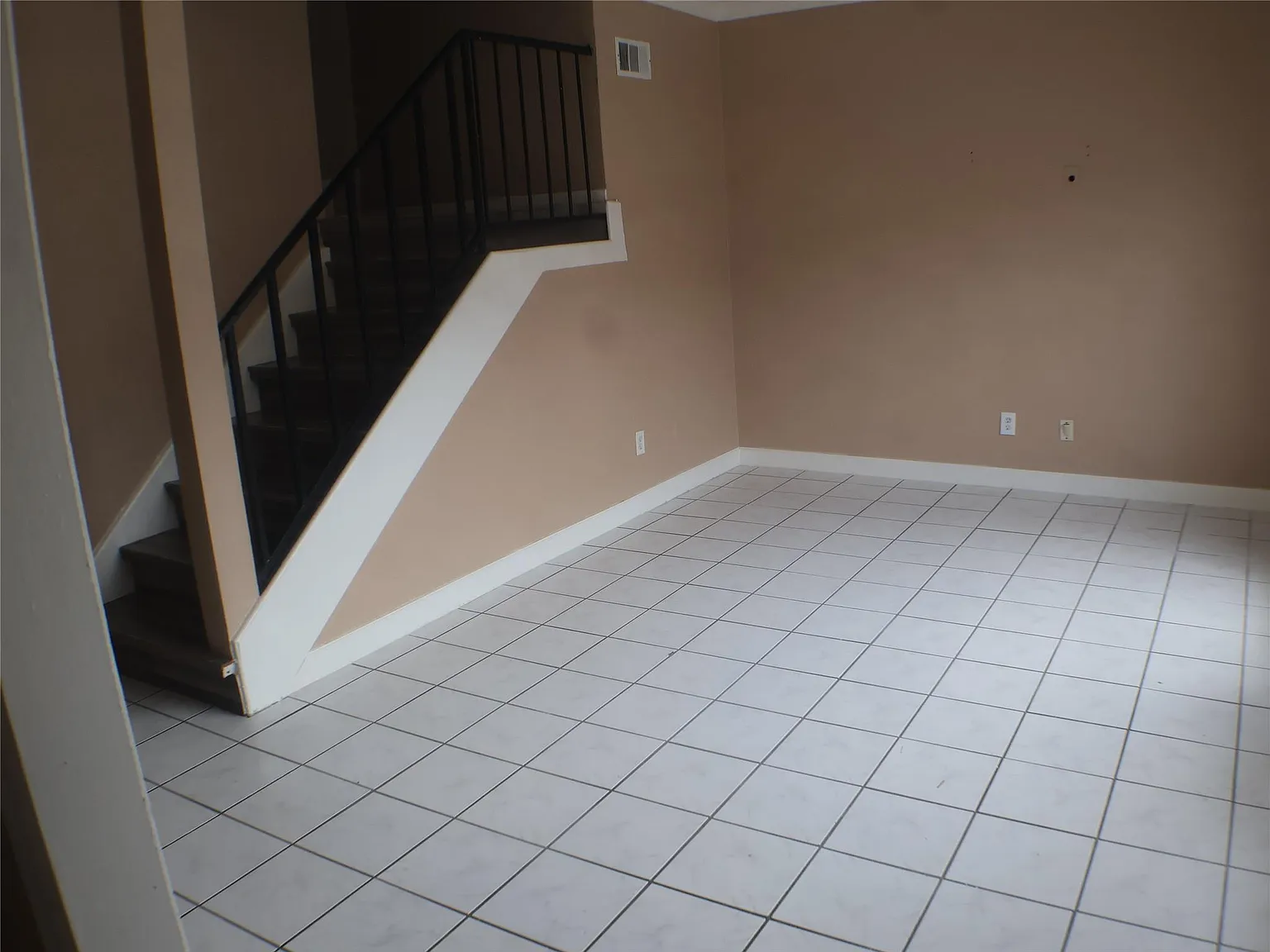 3 bed, 3.0 bath, 1680 sqft, $1,600 — Photo 2