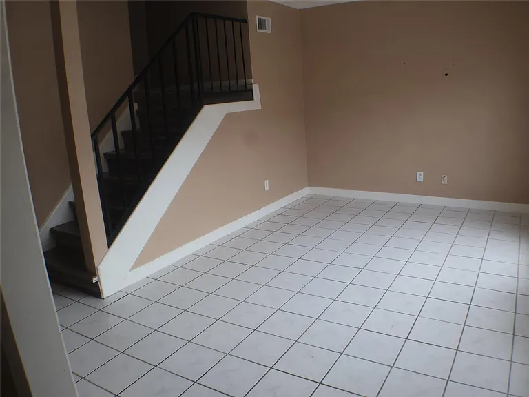 7700 Creekbend Dr #33 — Photo 2