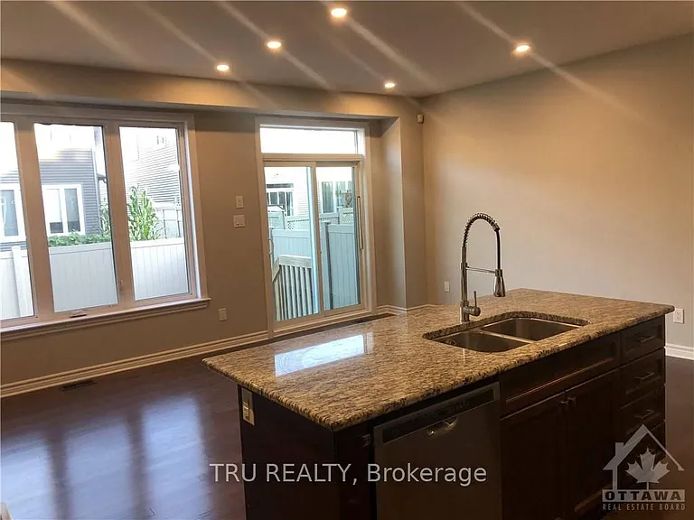 222 Fergus Cres — Photo 4