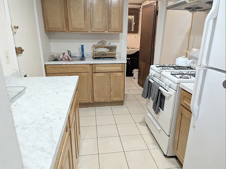 384 Riverway #B — Photo 7