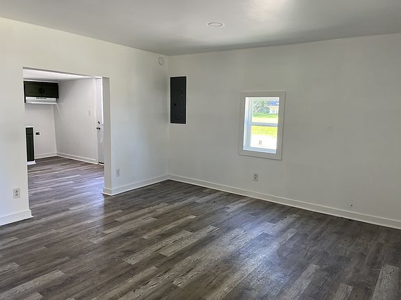 4th image of 110 N Commerce St
