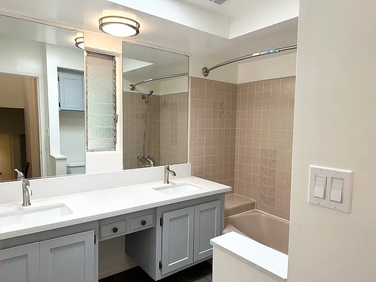 8640 Lookout Mountain Ave — Photo 20