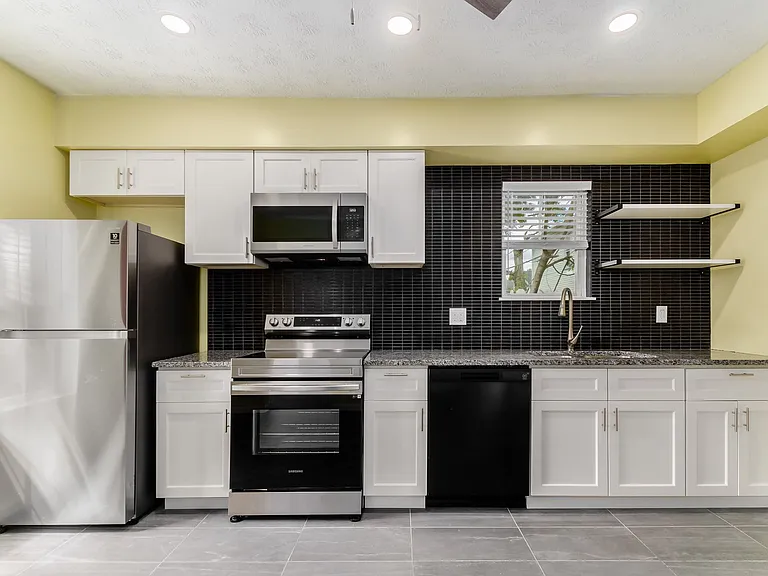 1426 E Rich St — Photo 7
